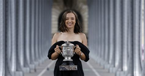 Roland Garros Champion Swiatek Takes Trophy Out For The Day After