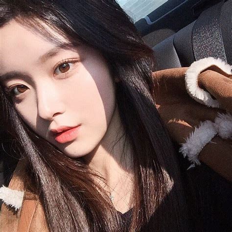 SON MÔI Những màu son lạ được các hot girl tích cực diện dịp Tết vừa qua