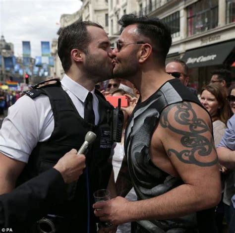 Gay Pride à Londres un policier met le genou à terre pour demander son petit ami en mariage