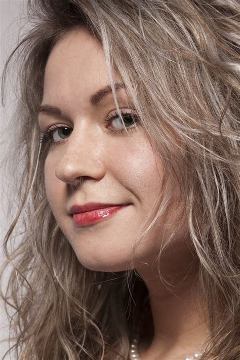 Portret Van Een Aantrekkelijke Blonde Stock Foto Image Of Mening Aantrekkelijk 13240750