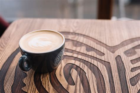 Free Photo | Coffee cup on wooden table