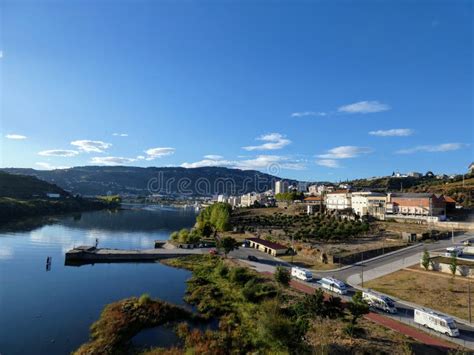 Rio De Douro Da Ponte Pedestre De Regua Portugal Foto De Stock