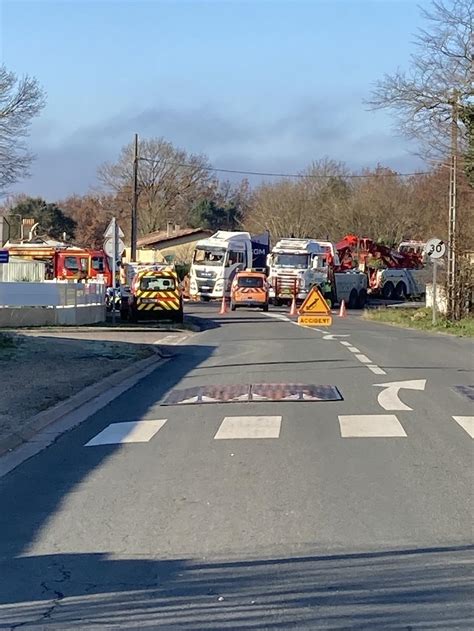 Charente Maritime Un Poids Lourd Se Couche Le Conducteur L G Rement