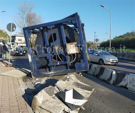 Tir Perde Il Carico Strage Sfiorata A Pozzuoli Le Foto Cronaca Flegrea