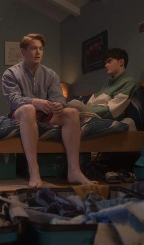 Pin By Gael Emboava On Heartstopper In Alice Book Cute Gay Dream Boyfriend