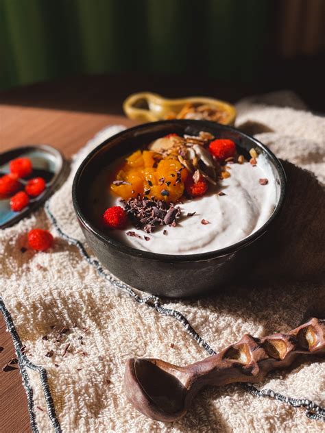 Receita de iogurte de coco compota de manga e granola de amêndoas