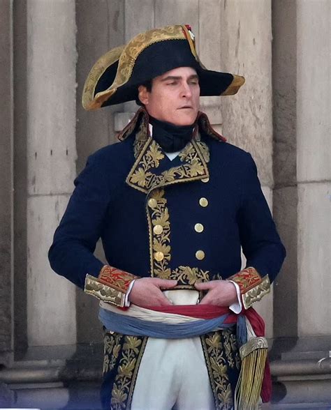 Joaquin Phoenix aparece como Napoleão Bonaparte no set da cinebiografia