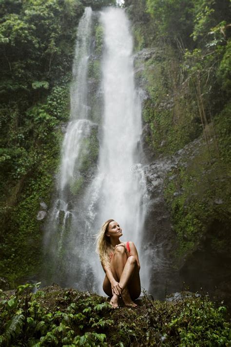Femme En Bikini Et Cascade Rouges Photo stock Image du cascade hawaï