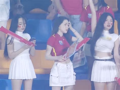 Việt Nam thắng nhọc trận ra quân SEA Games Dàn hot girl thu hút camera trên khán đài