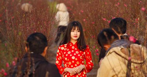 Hình ảnh hot girl Kiều Trinh diện áo dài đỏ xuất hiện trên hãng thông