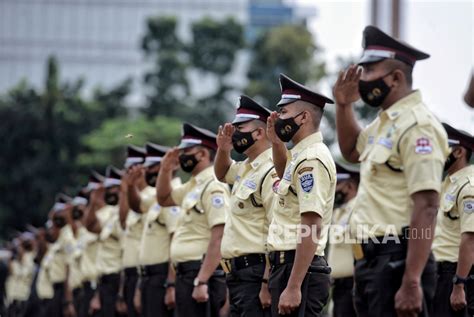 Seragam Ganti Lagi Satpam Ini Mengeluh Karena Terlalu Cerah Dan