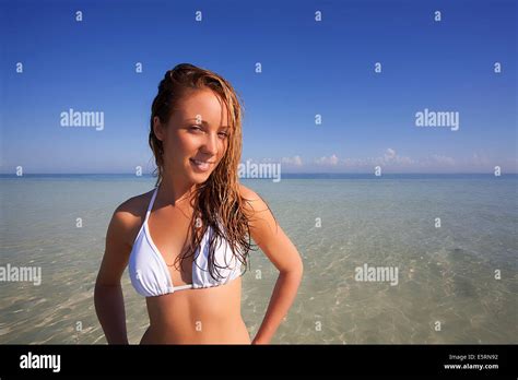 Femme Bikini Sur La Plage Banque De Photographies Et Dimages Haute R Solution Alamy