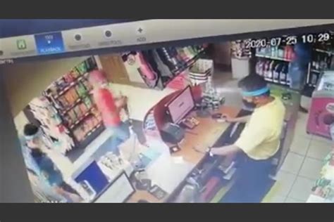 Asaltan Tienda De Conveniencia Y Despojan De Su Arma Al Guardia