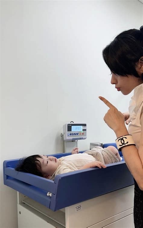 Nuôi con hoàn toàn bằng sữa công thức hot mom con tự hào