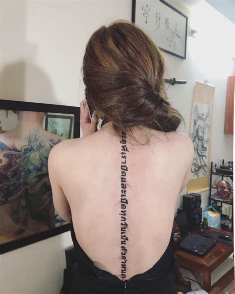 Hình xăm chữ thái dọc sống lưng Tattoo quotes Tattoos