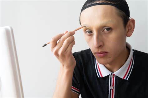Hombre Gay Mirando A La C Mara Mientras Se Maquilla En El Proceso De Parecerse A Una Drag Queen