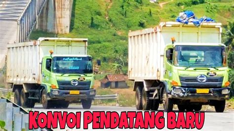 PERDANA MELINTAS KONVOI MOBIL DUMP TRUCK PENGANGKUT BATU PANGAJAR ADA