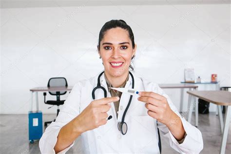 Retrato De Doctora Latina Vestida Con Capa Blanca Con Estetoscopio En La Oficina Del Hospital En