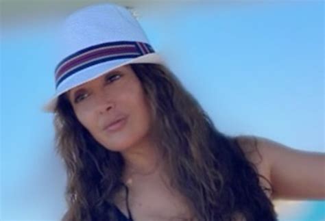 M S De A Os Despu S Las Fotos De Salma Hayek Que Muestran Su Belleza Eterna En Bikini