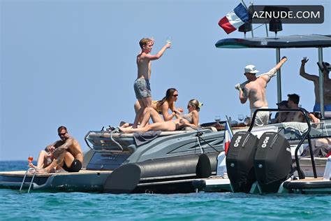 Tate Mcrae Sexy Spotted In A Sizzling Bikini On A Yacht For Her Birthday At Pampelonne Beach In