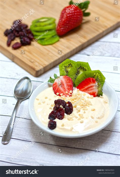 9 Cereal con yogurt Stock Photos, Images & Photography | Shutterstock