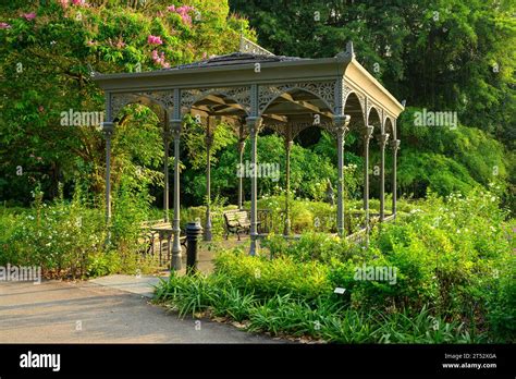 The Swan Lake Gazebo At Singapore Botanic Gardens Stock Photo Alamy