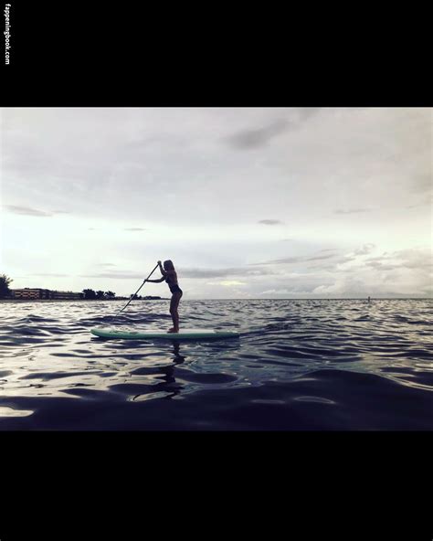 Emily Osment Emilyosment Nude OnlyFans Leaks Fappening FappeningBook