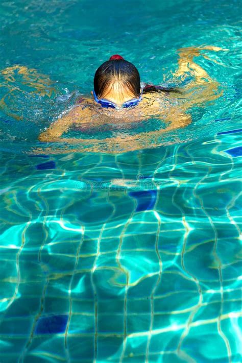 Bikini Rojo Y Gafas De Sol De La Mujer Hermosos En La Playa Imagen De Archivo Imagen De Playa