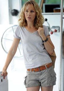 Hot Sexy Lisa McCune Bikini Pics