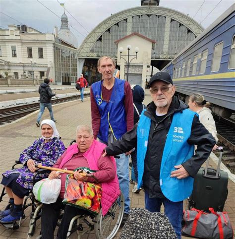 76-річний американець допомагає українцям на залізничному вокзалі у Львові