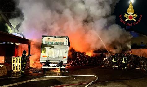 Infernetto Terribile Incendio Nella Notte A Fuoco Una Falegnameria A