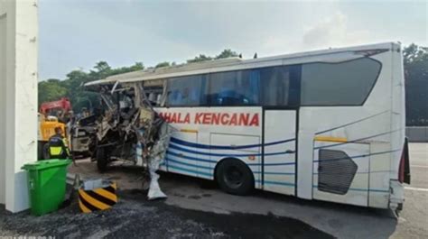 Tewaskan Orang Ini Kronologi Kecelakaan Maut Bus Vs Truk Di Tol Abc