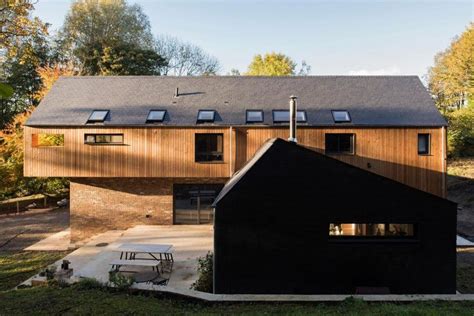 Cross Shaped House By Elliott Architects Stands In English Woodland