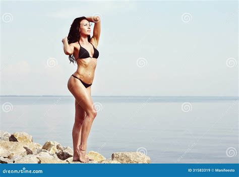 Mujer Joven En Bikini Negro Imagen De Archivo Imagen De Feminidad