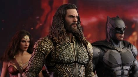 Liga da Justiça Hot Toys revela colecionável do Aquaman O Vício
