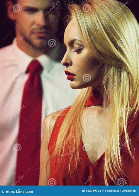 Couples Dans L Amour De La Femme Blonde En Rouge Et De L Homme Photo Stock Image Du Chic