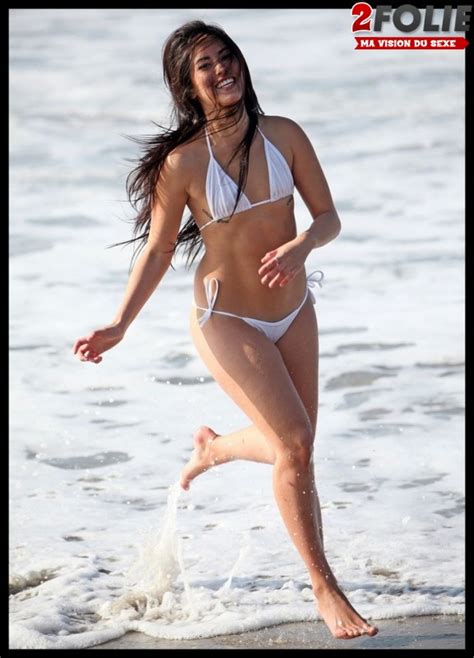 Photos Sexy D Une Jolie Brune En Bikini Sur La Plage Folie
