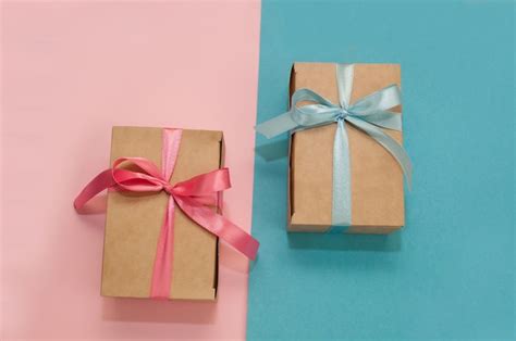 Dos Cajas De Regalo Artesanales Atadas Con Cintas De Raso Rosa Y Azul