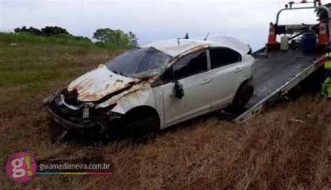 Carro sai da pista capota e cai em barranco na BR 277 em Céu Azul