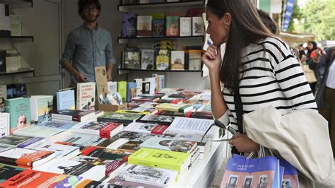 Casa Real La Reina Letizia Visita Por Sorpresa La Feria Del Libro De