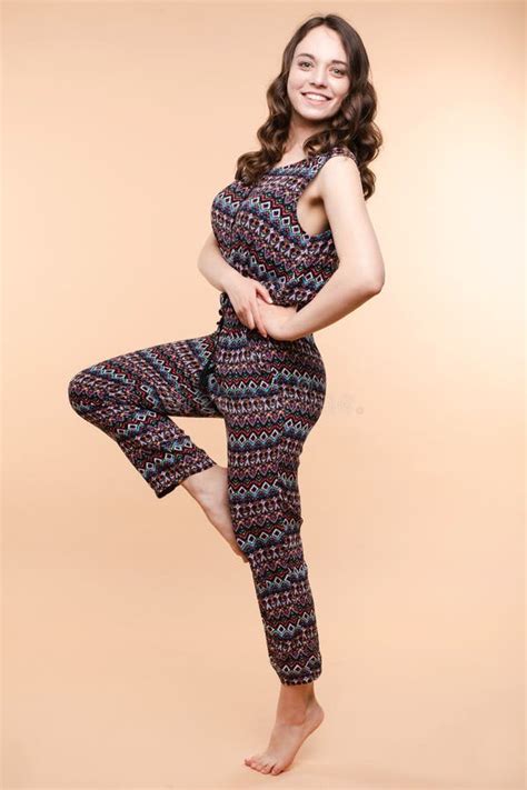 Belle Blonde Mince Dans Le Maillot De Bain Noir Et Blanc Photo Stock Image Du Beau Peau 60561144