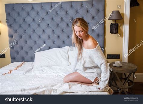 Beautiful Blonde Girl Sexy Posing Gym Foto Stok 760964272 Shutterstock