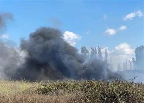 Incendio Di Sterpaglie Ad Ardea In Fiamme Anche Una Roulotte E Un Auto