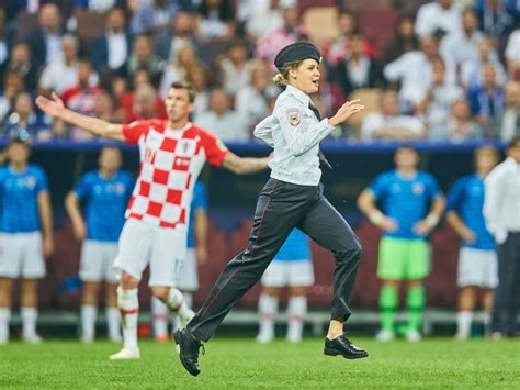 Pussy Riot Legt Nach Song Ber Einen Guten Polizisten