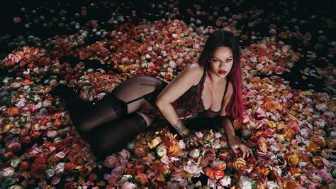 Rihanna Posa De Lingerie Recortes E Transpar Ncia Para Exibir Nova Cole O De Sua Marca