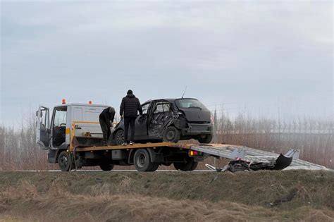 Premium Photo A Sideimpact Collision Leaves A Car In Need Of A Tow