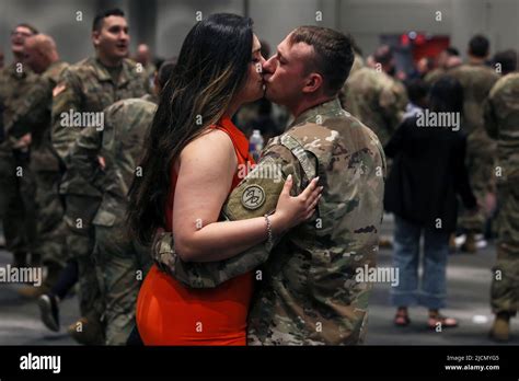 El Sargento Alexander Rector Abraza A Su Esposa Donna De La Toree