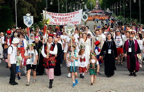 Tys P Tnik W Krakowskiej Pieszej Pielgrzymki Dotar O Na Jasn