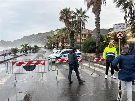 Il Maltempo Sferza La Zona Jonica Mareggiate Da Roccalumera A