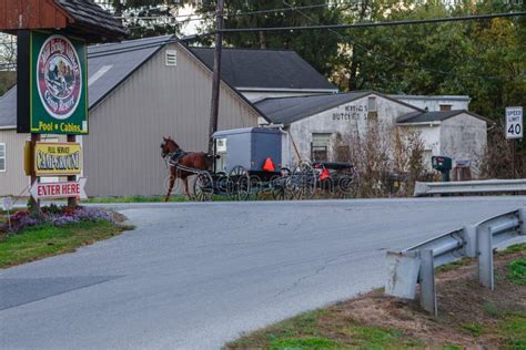 Amish Horse Drawn Buggy editorial photography. Image of travel - 211300772